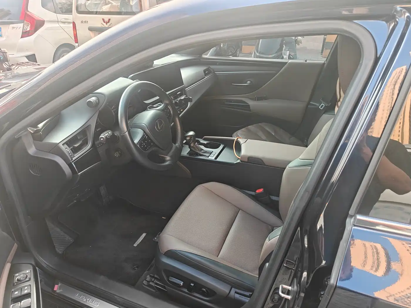 Lexus ES 2022 300h Ultimate Edition фото 8