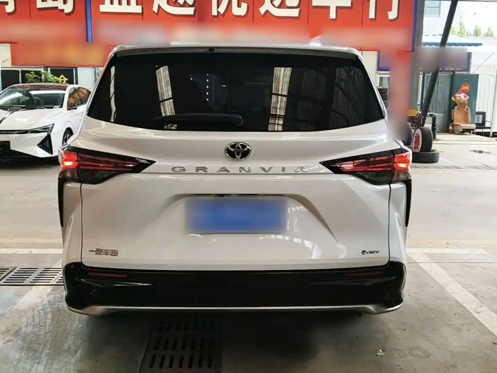 Фото 6 - Toyota Granvia