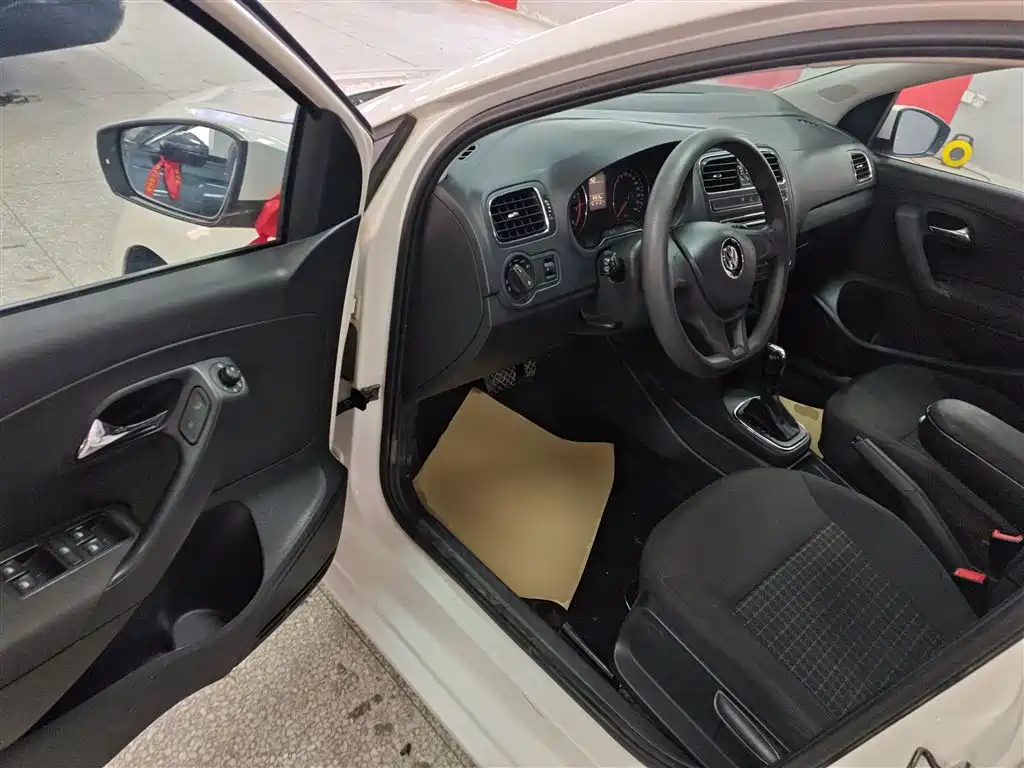 Volkswagen Polo 2014 1.6L Automatic Comfort Edition фото 13