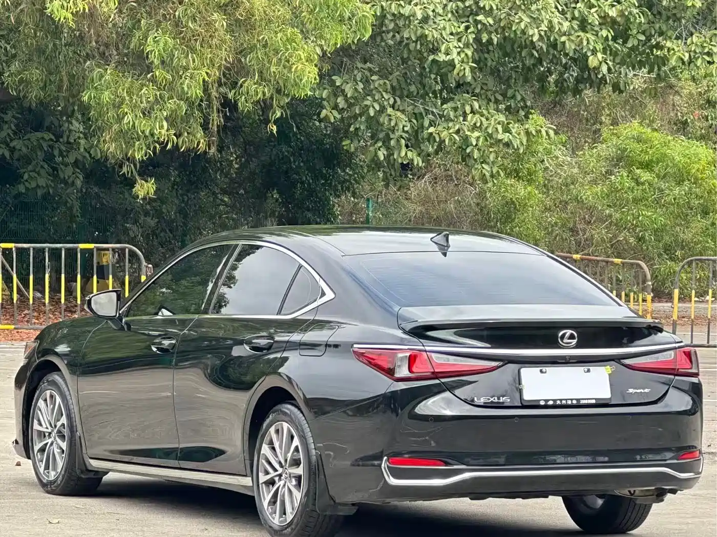 Lexus ES 2023 200 Excellence Edition фото 15