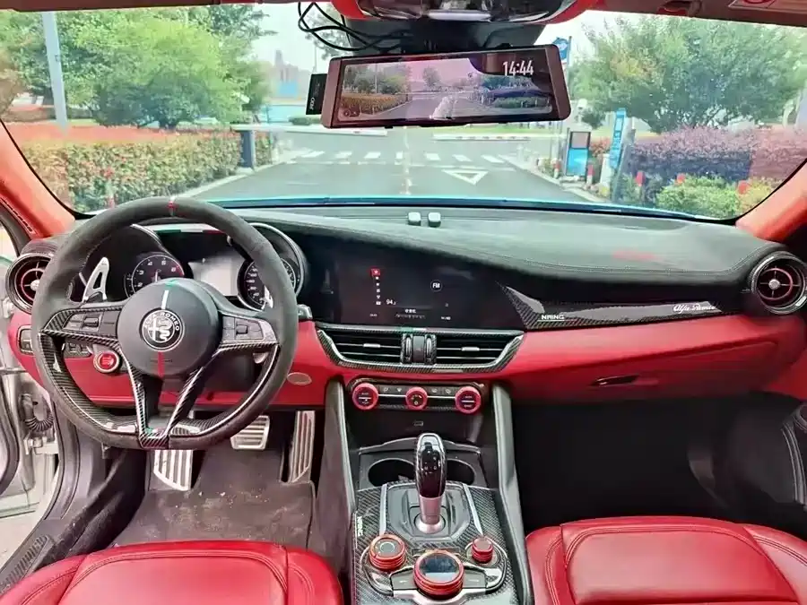 Alfa Romeo Giulia 2017 2.0T 280HP Luxury Edition фото 15