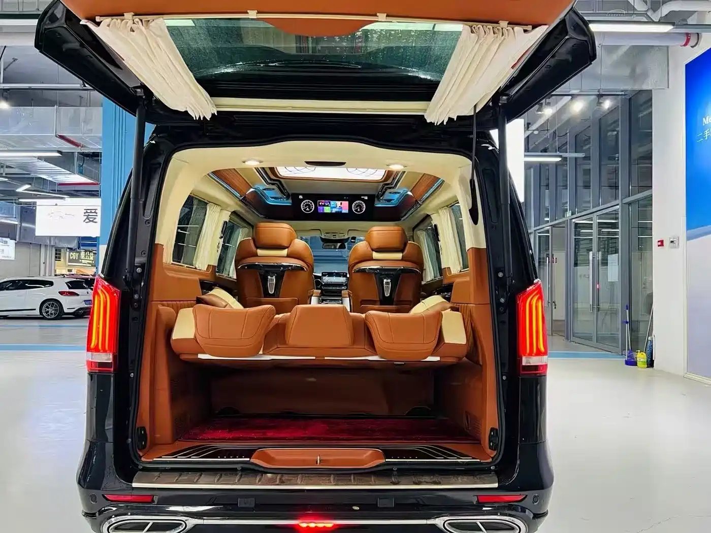 Mercedes-Benz V-Class 2022 V 260 L Long Wheelbase Luxury Edition фото 18