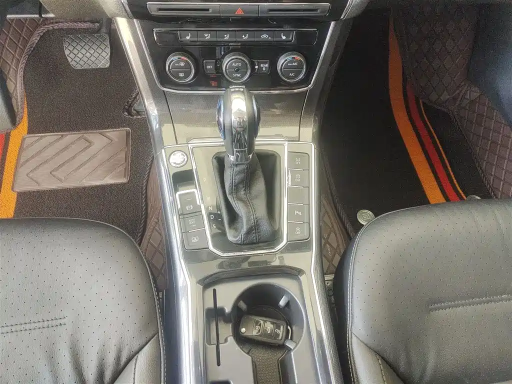 Volkswagen Passat 2017 330TSI DSG Luxury фото 14