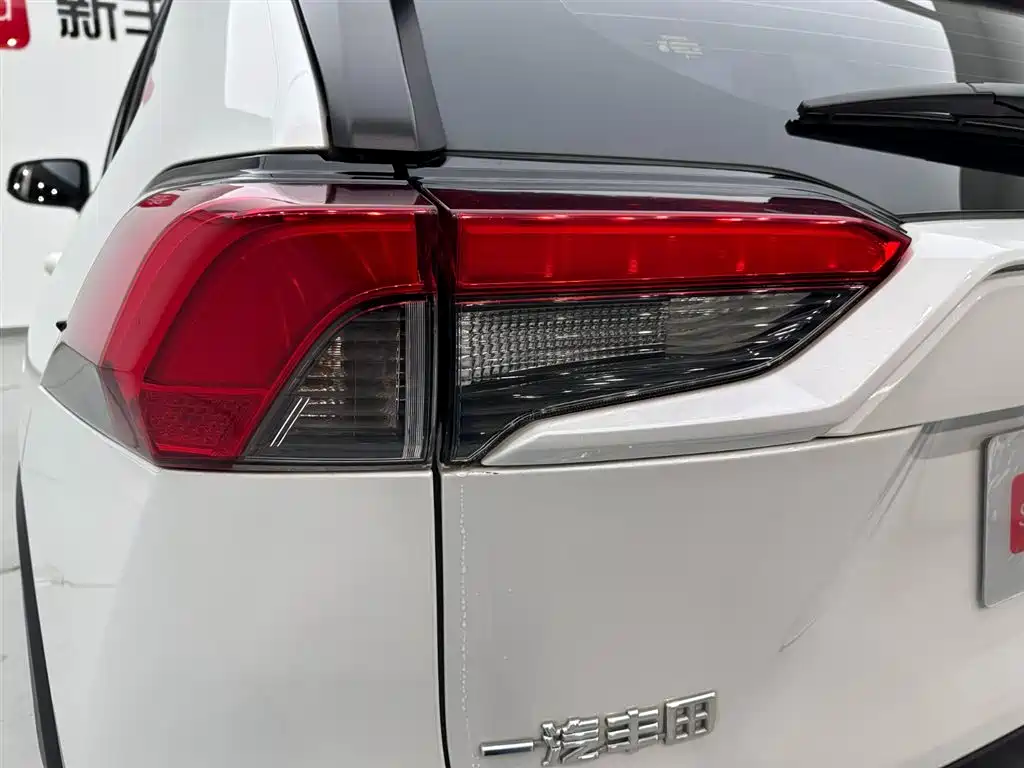 Toyota RAV4 Rongfang 2022 Hybrid 2.5L E-CVT 2WD Elite Edition фото 29