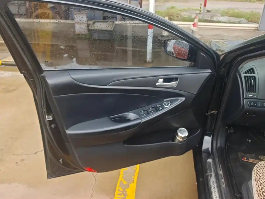 Hyundai Sonata 2011 2.0L Automatic Fashion фото 7