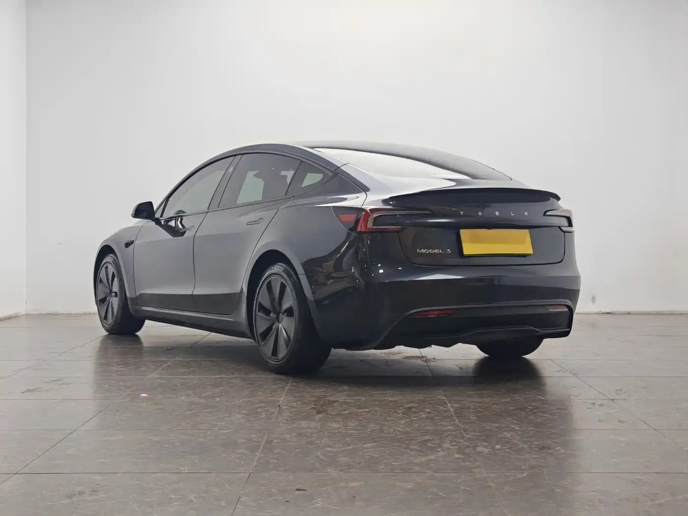 Фото 4 - Tesla Model 3