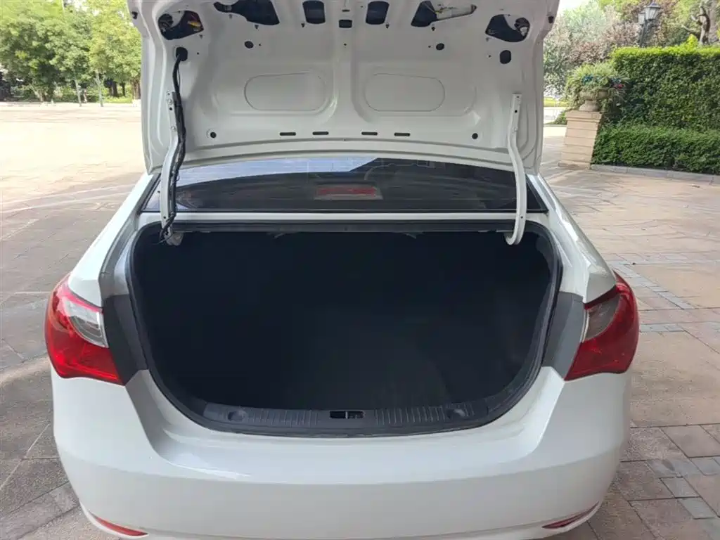 Hyundai Elantra 2016 1.6L Manual Family Joy Sunroof Edition фото 19