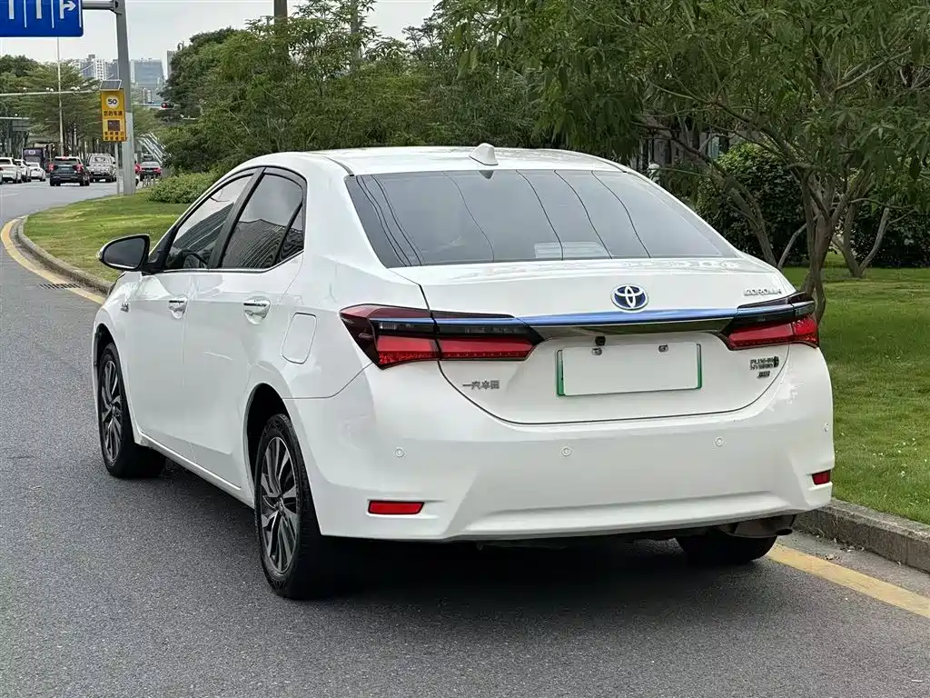 Toyota Corolla Twin Engine E+ 2019 1.8L E-CVT Leading Edition фото 5
