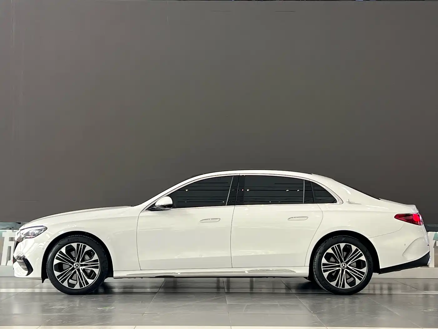 Mercedes-Benz E-Class 2024 E 300 L Fashion Sport фото 3