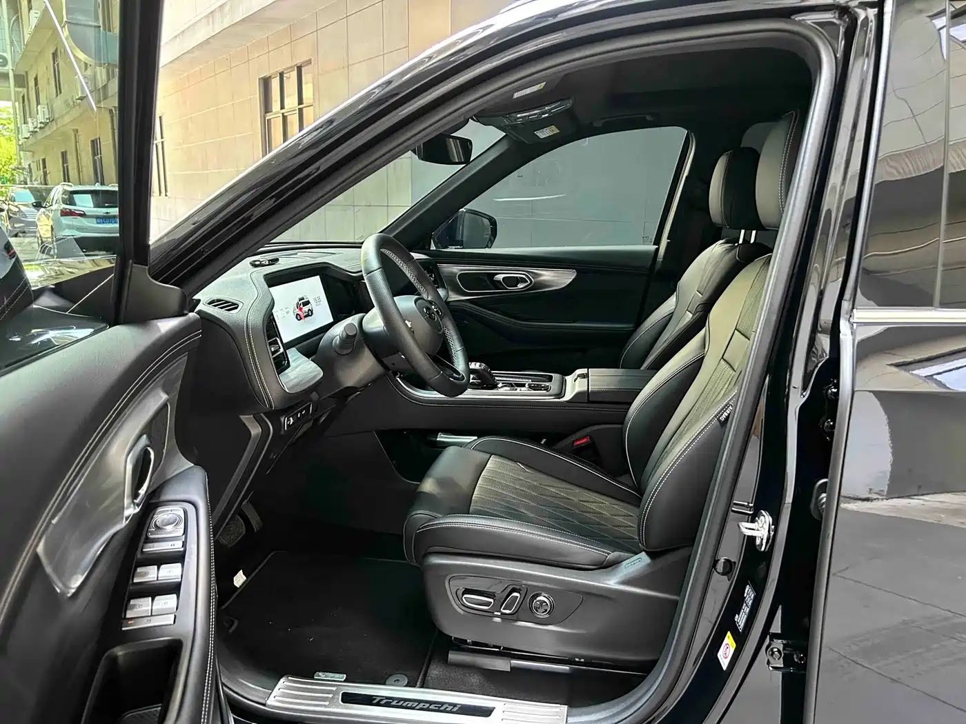 GAC Trumpchi Trumpchi GS8 2025 2025 Pilot Series 2.0TGDI 2WD Luxury Edition 5-seater