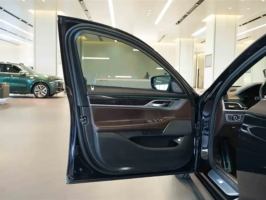 BMW 7 Series 2019 740Li Leading M Sport Package фото 15