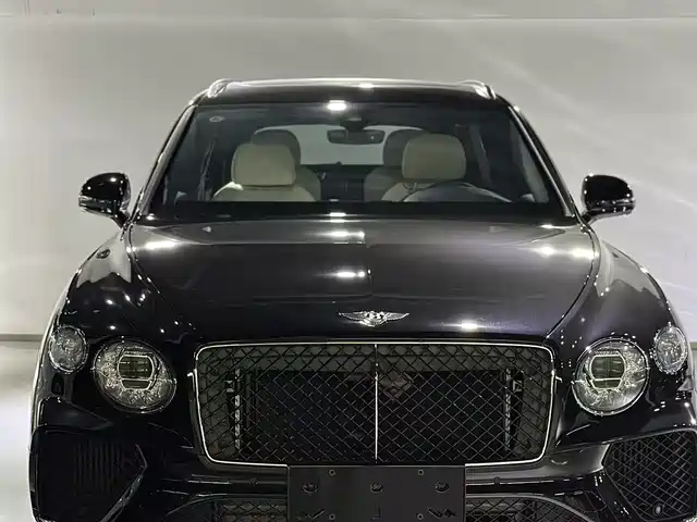 Bentley Bentayga 4.0T V8, длинная колёсная база