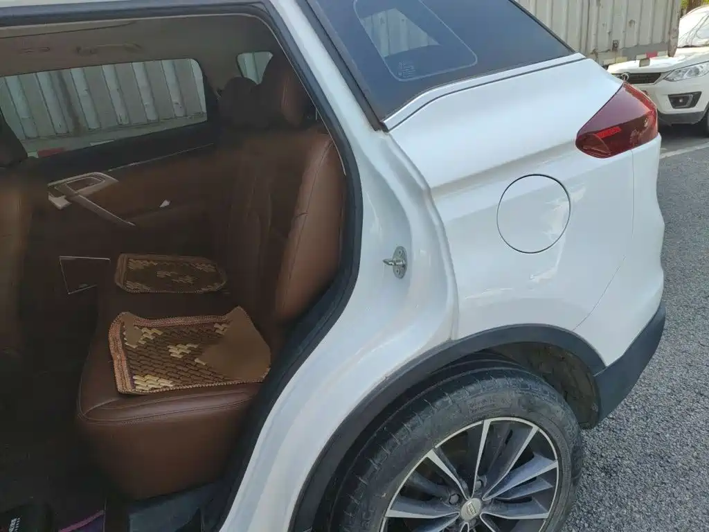 Photo 15 - Geely Atlas