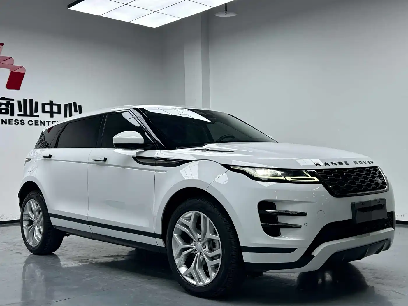 Land Rover Range Rover Evoque 2022 Range Rover Evoque L 200PS R-Dynamic Standard Elite Edition фото 2