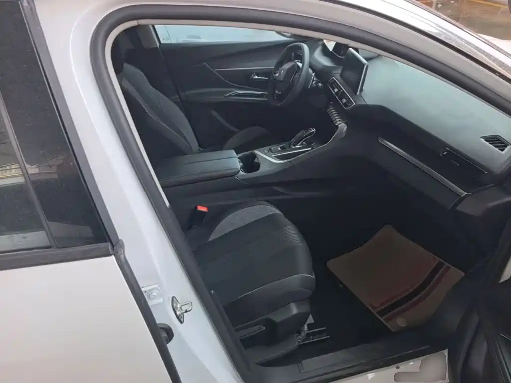 Фото 25 - Peugeot 5008