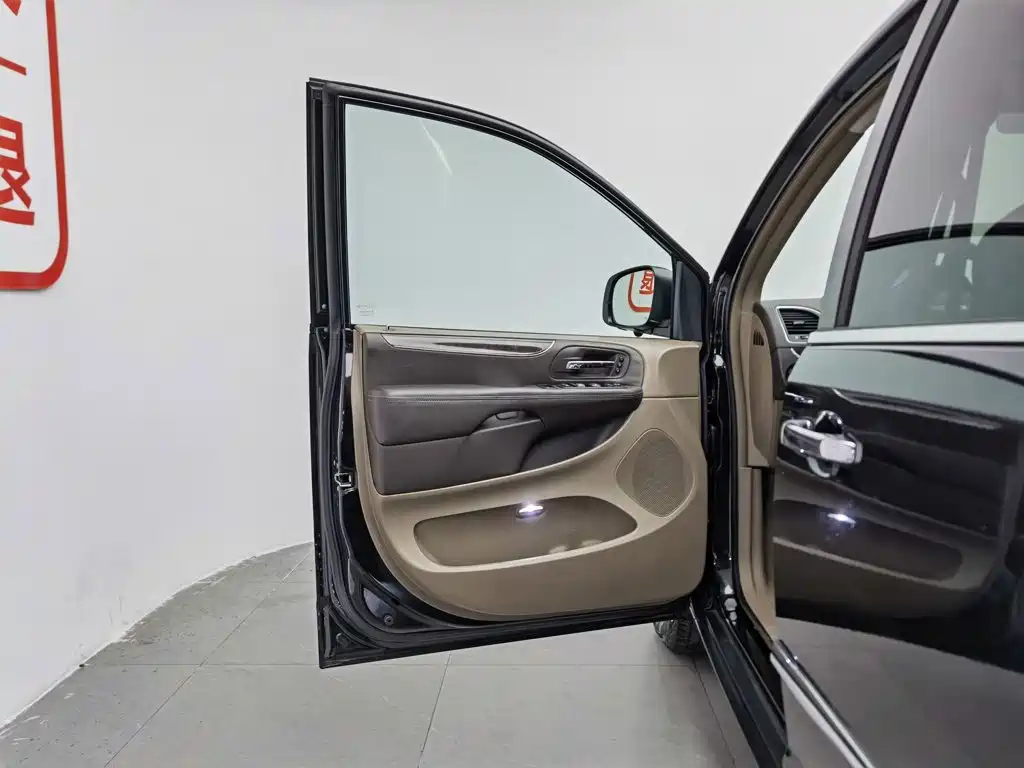 Chrysler Grand Voyager (Import) 2014 2013 3.6L Luxury Edition