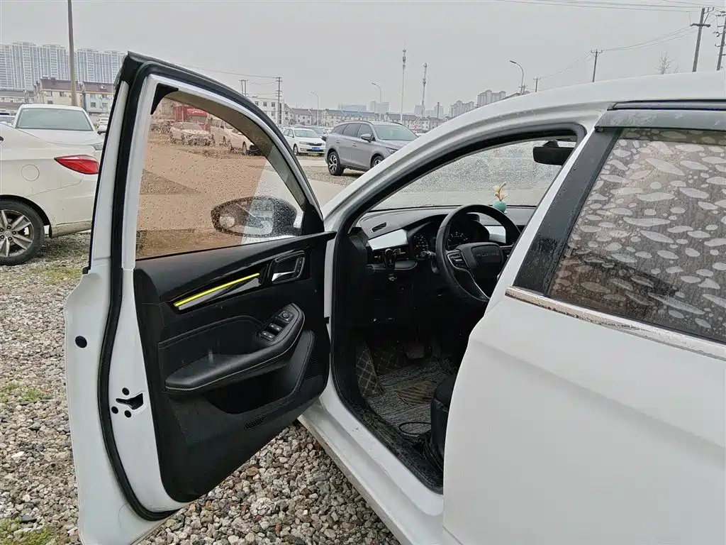 Фото 14 - Roewe i5