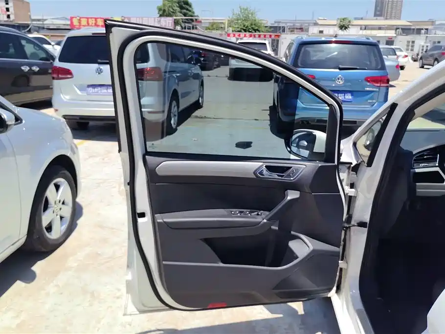 Volkswagen Touran 2018 Touran L 280TSI DSG Comfort 7-seater China V фото 7