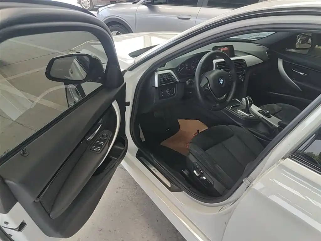 BMW 3 Series 2017 320i M Sport фото 16