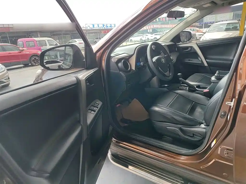 Toyota RAV4 Rongfang 2015 2.0L CVT 2WD Trend Edition фото 16