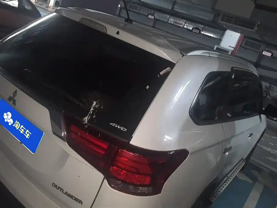 Mitsubishi Outlander 2016 2.4L 4WD Luxury Edition 7-seater фото 3