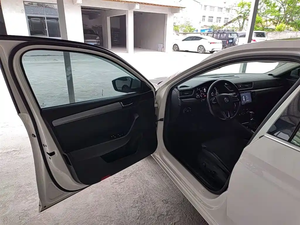 Škoda Superb 2016 TSI280 DSG Pioneer Edition фото 15