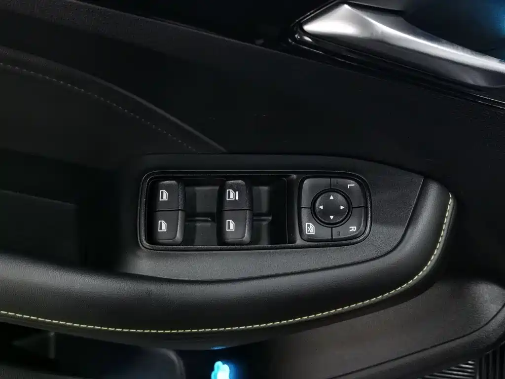 Фото 9 - Roewe i5
