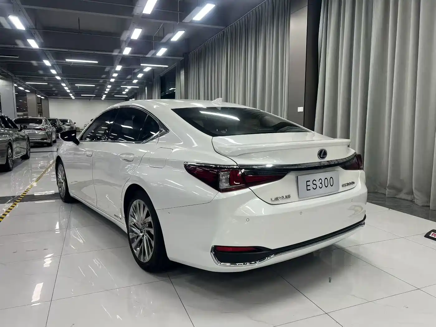 Lexus ES 2018 300h Executive Edition China V фото 9