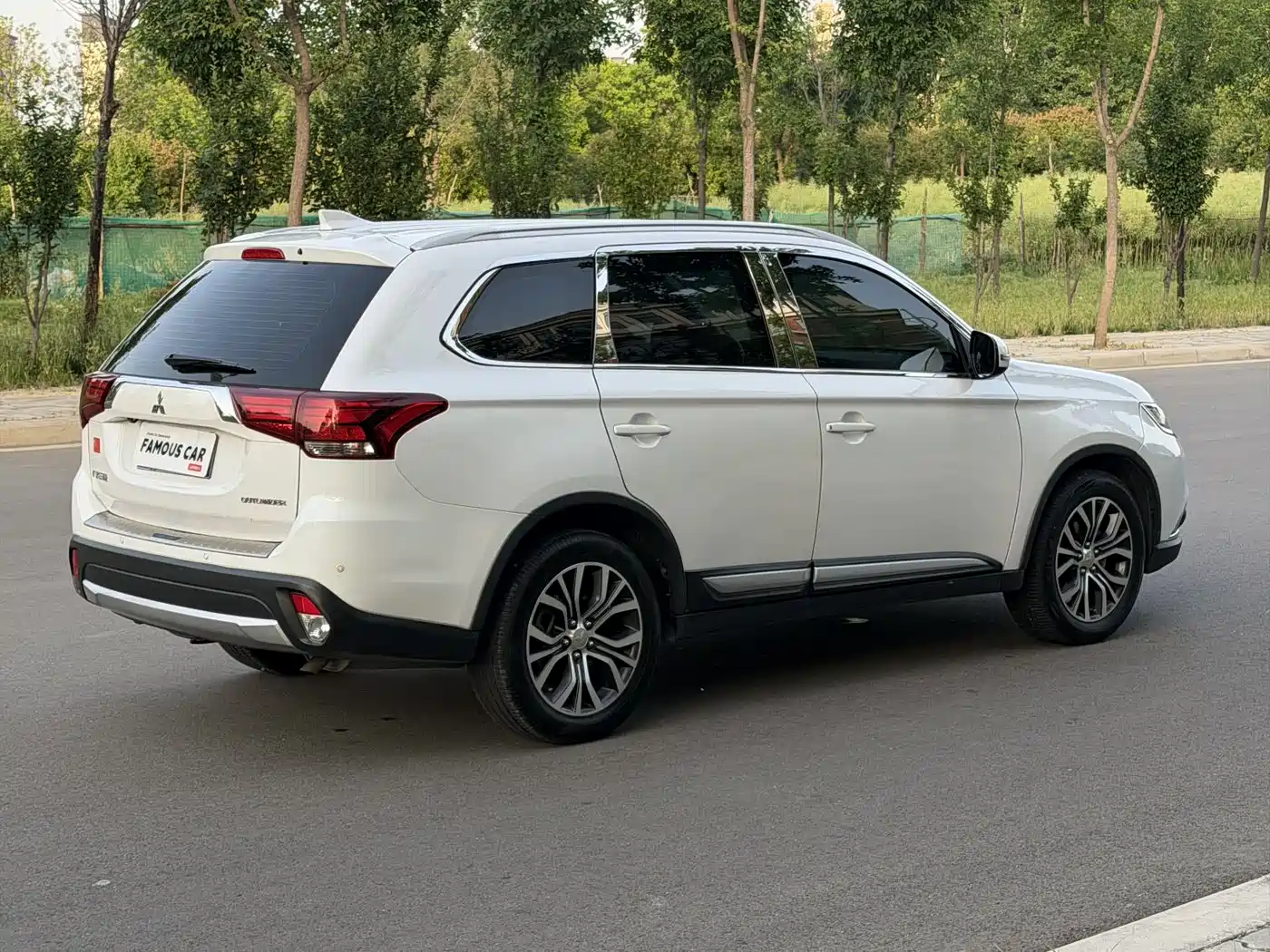MITSUBISHI OUTLANDER