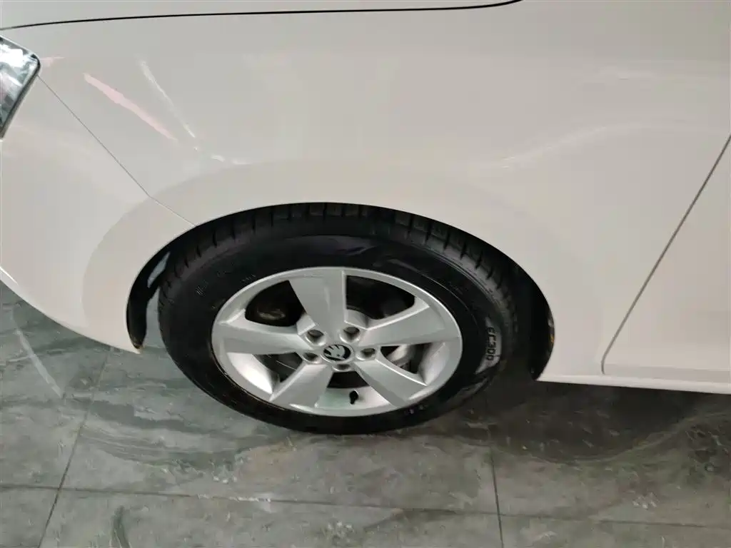 Škoda Skoda Rapid Spaceback 2019 1.5L Automatic Comfort Edition фото 25