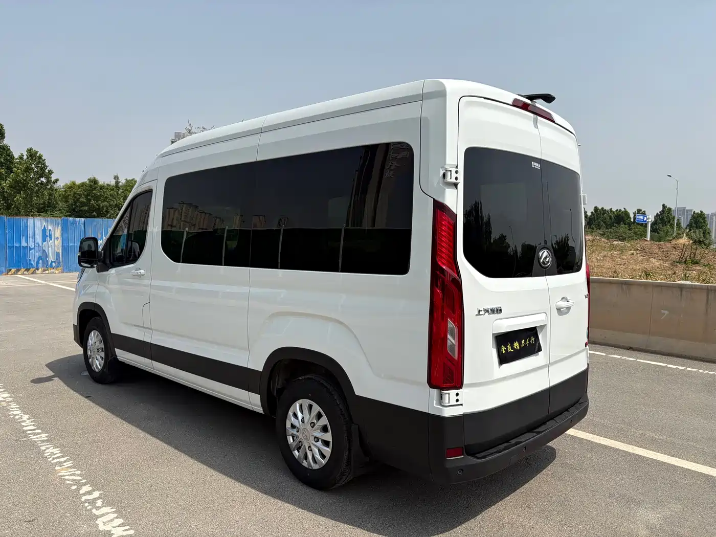SAIC Maxus Xintu V90 2024 Zhijie 2.0T Automatic FWD Long Wheelbase High Roof Single Rear Tire 6/7-Seater фото 4