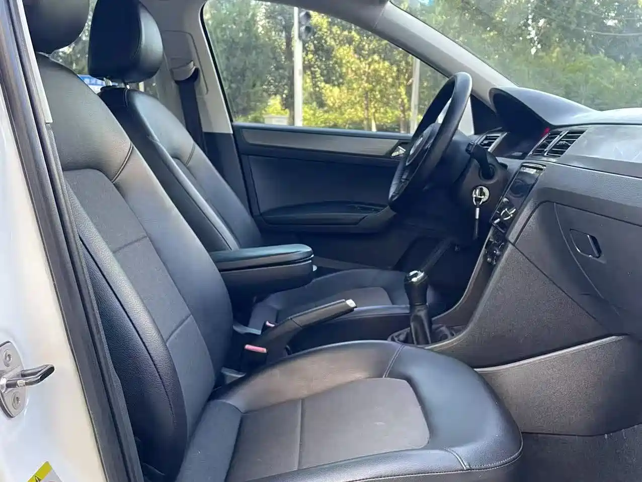 Volkswagen Santana 2013 1.6L Manual Comfort Edition фото 3