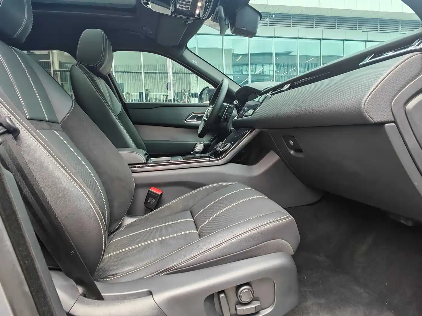 Land Rover Range Rover Velar 2021 P250 Gloss Black Collector's Edition фото 17