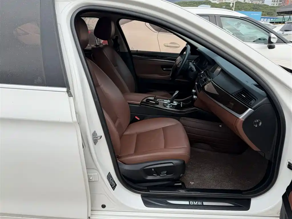 BMW 5 Series 2014 525Li Leading фото 17