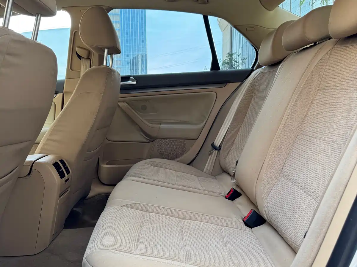 Volkswagen Sagitar 2009 2.0L Automatic Leather Edition фото 12