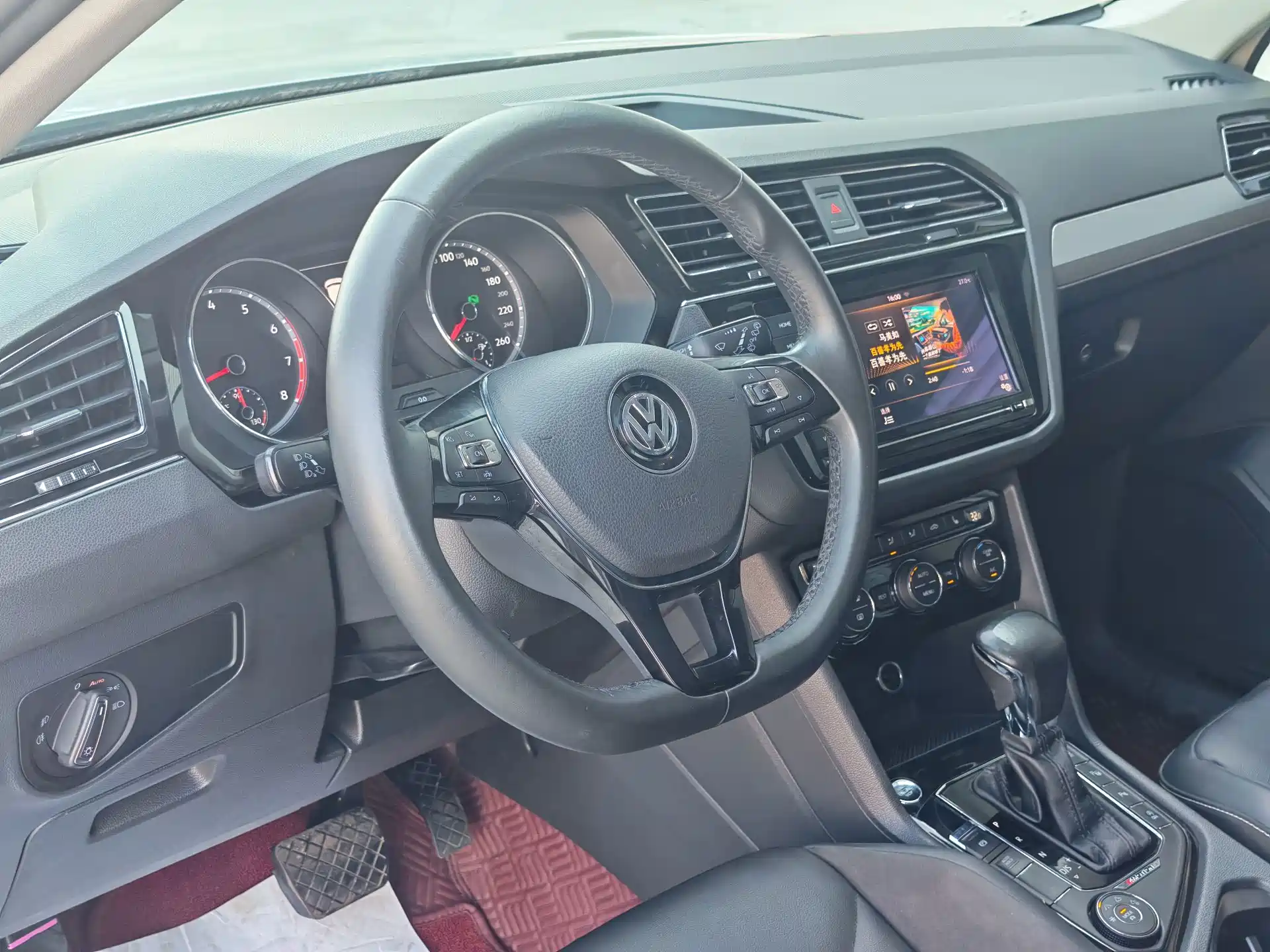 Photo 5 - Volkswagen Tiguan L