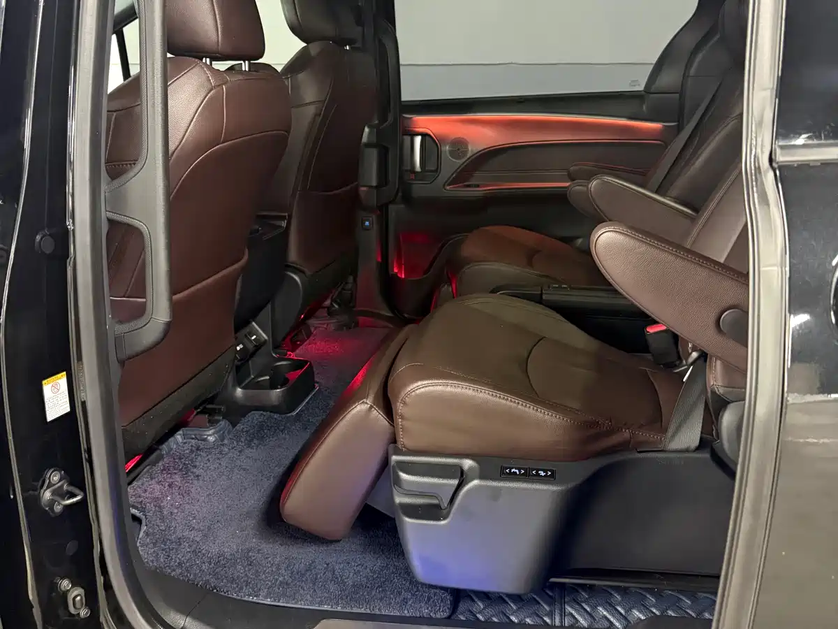 Toyota Sienna 2021 2.5L Hybrid Platinum Edition фото 13