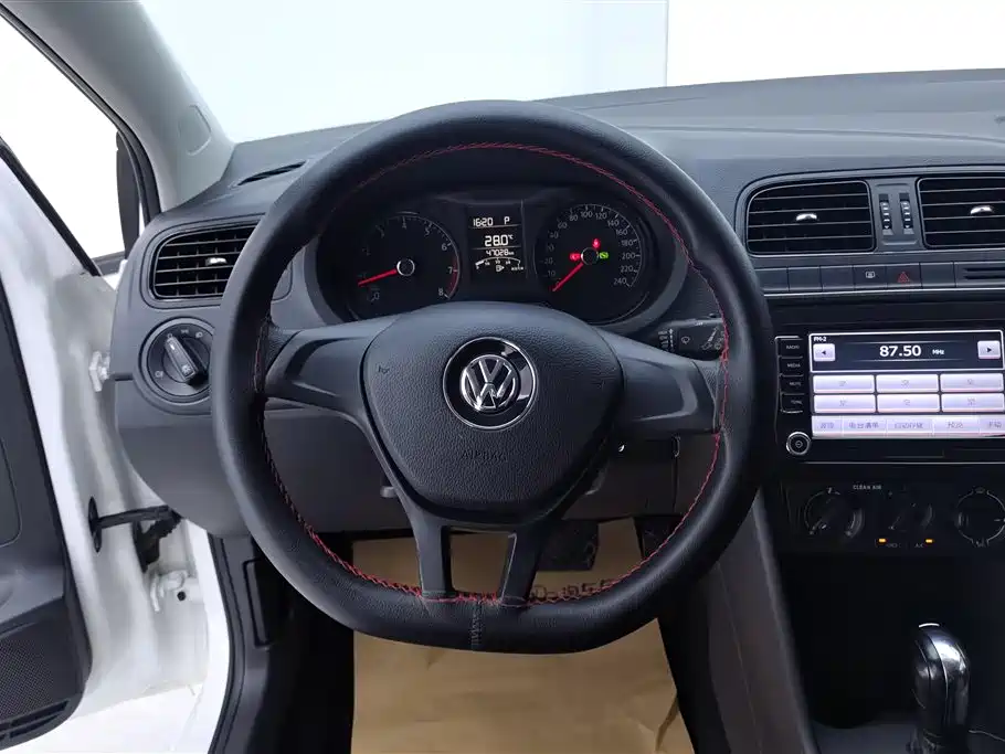 Volkswagen Polo 2016 1.4L Automatic Trend фото 15