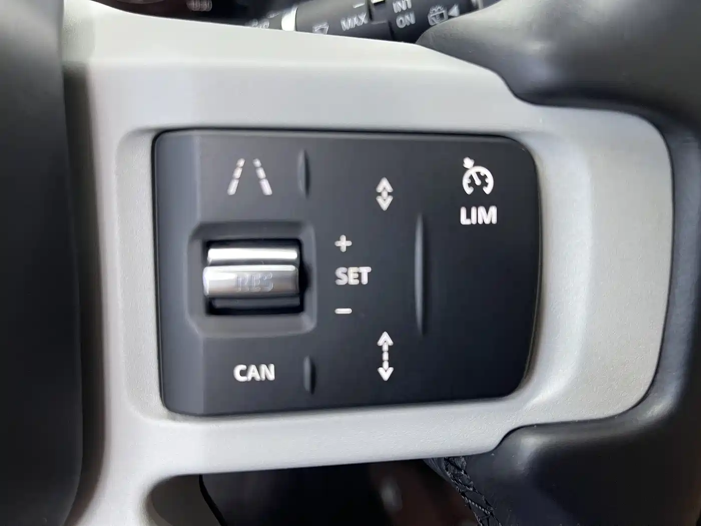 Land Rover Defender 2024 110 3.0T P400 Dark Special Edition фото 8