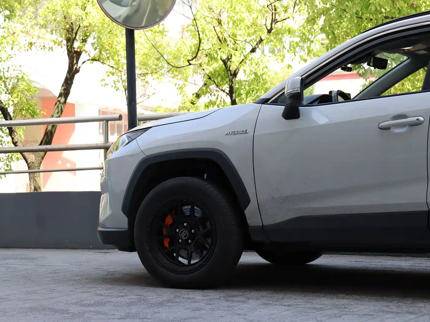 Toyota RAV4 Rongfang 2020 Hybrid 2.5L E-CVT AWD Flagship Edition фото 18
