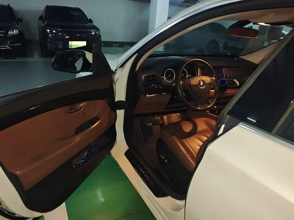 BMW 5 Series GT 2014 528i Leading фото 14