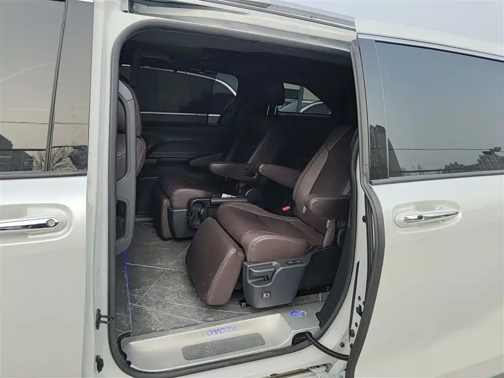 Toyota Sienna 2023 2.5L Hybrid Platinum Edition фото 13