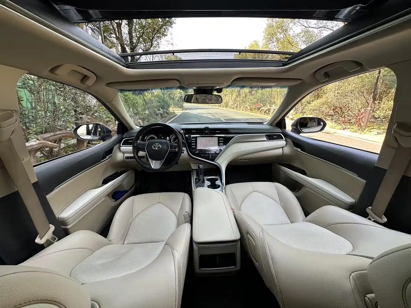 Toyota Camry 2018 Hybrid 2.5HG Luxury Edition фото 12