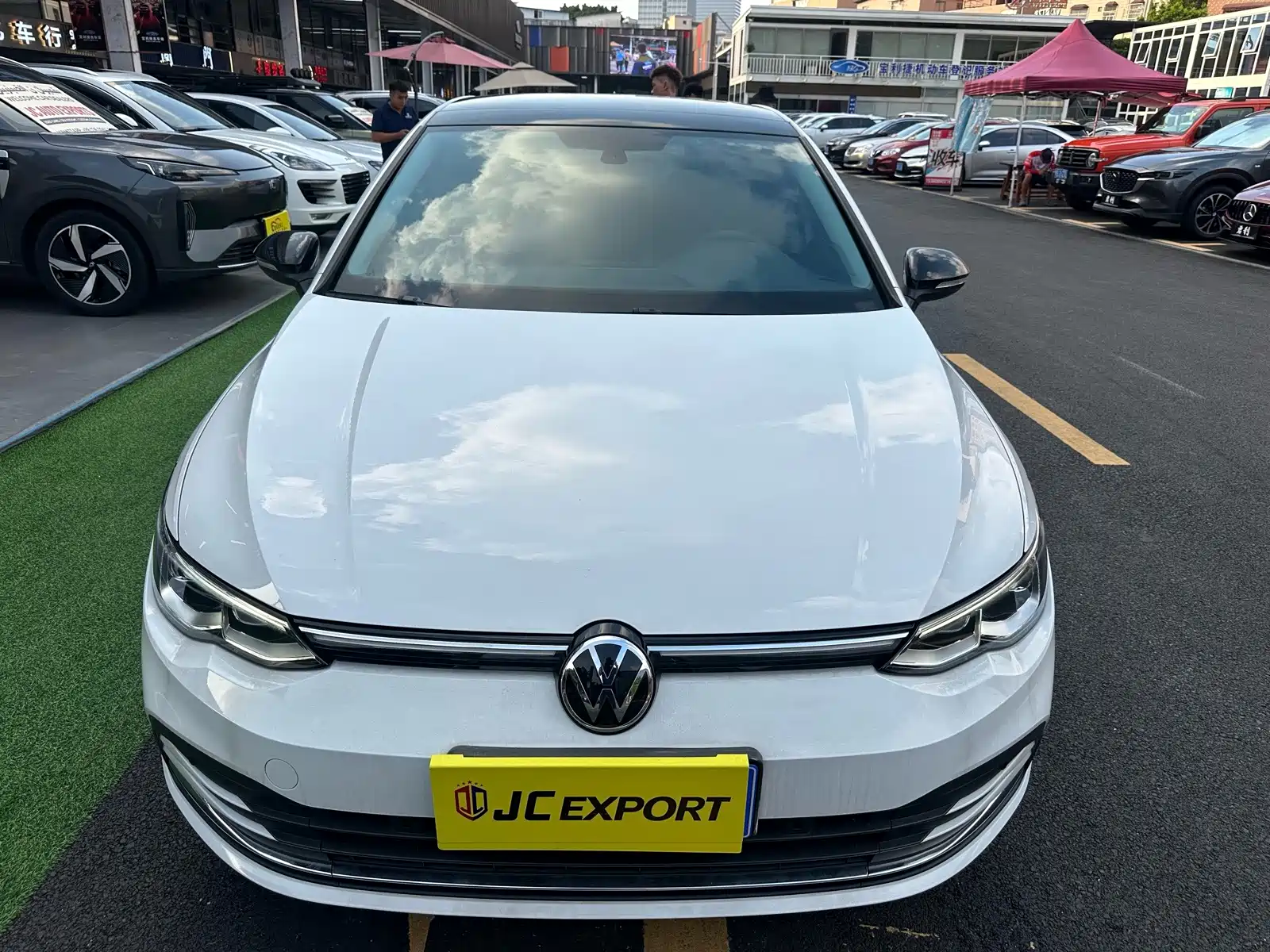 Photo 2 - Volkswagen Golf