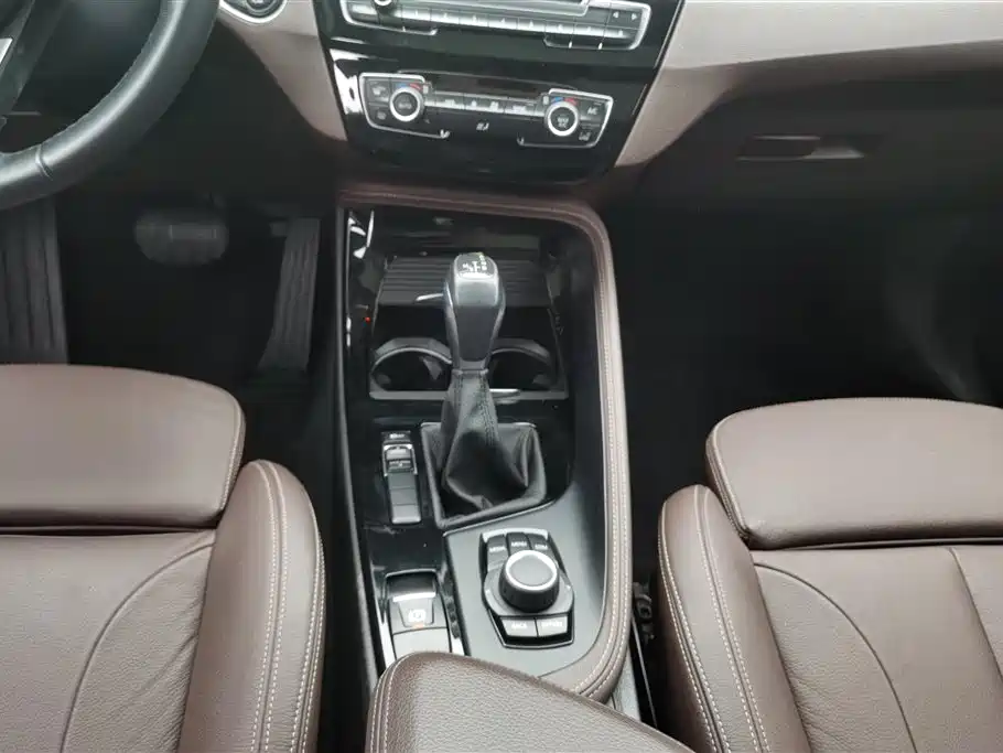 BMW X1 2018 sDrive18Li Premium Model фото 16