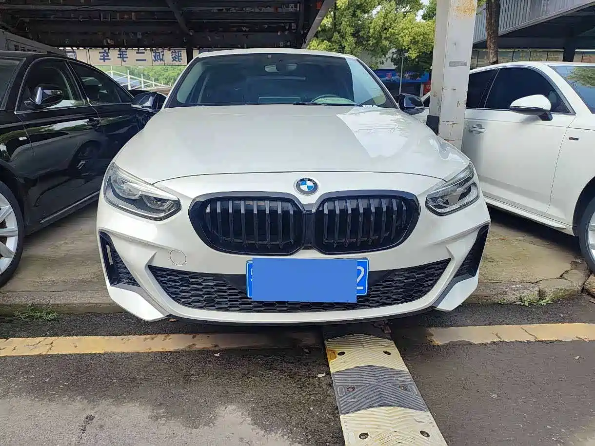BMW 1 Series 2022 120i M Sport Shadow Edition фото 2