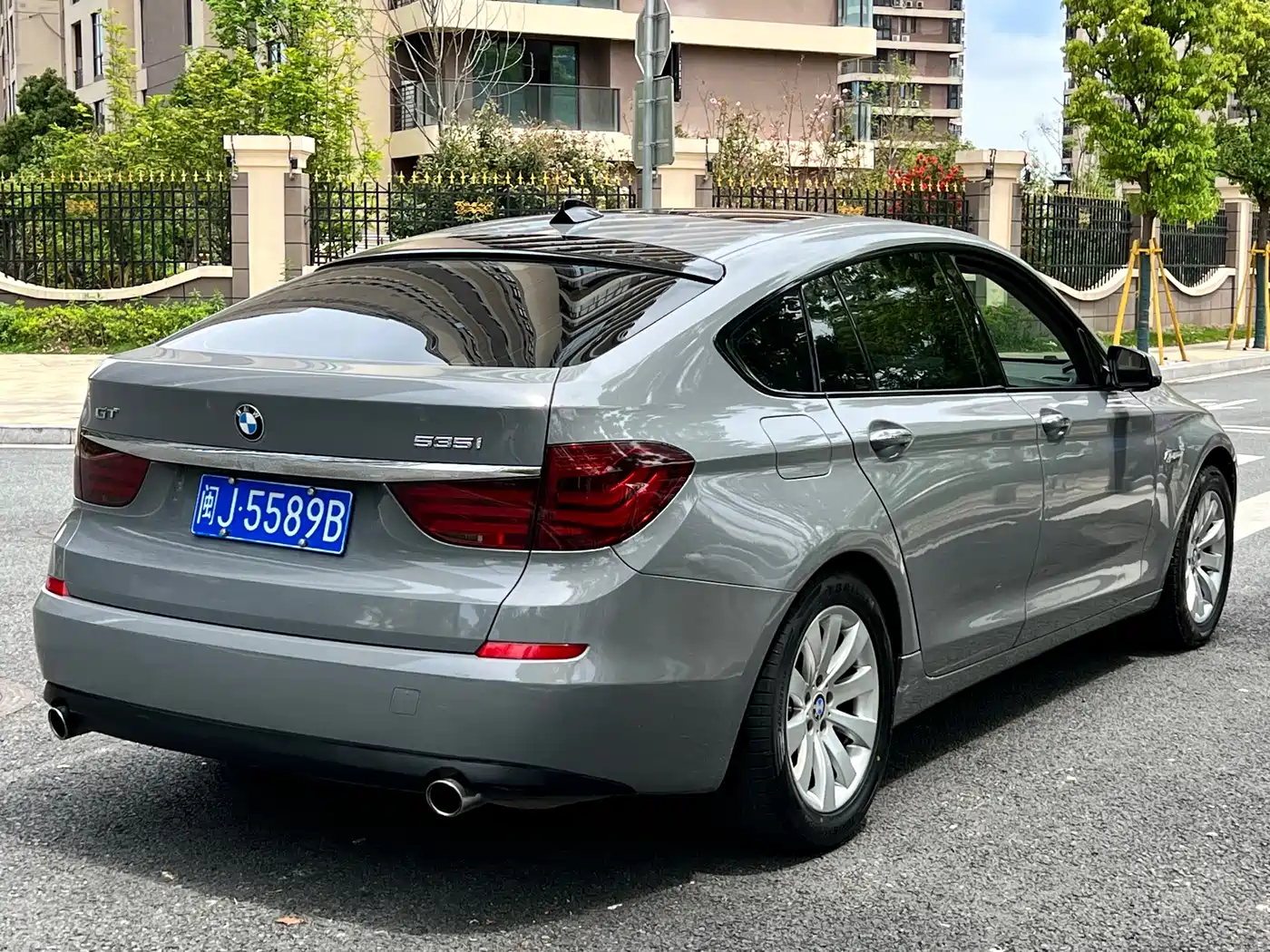BMW 5 Series GT 2010 535i Leading Model фото 5