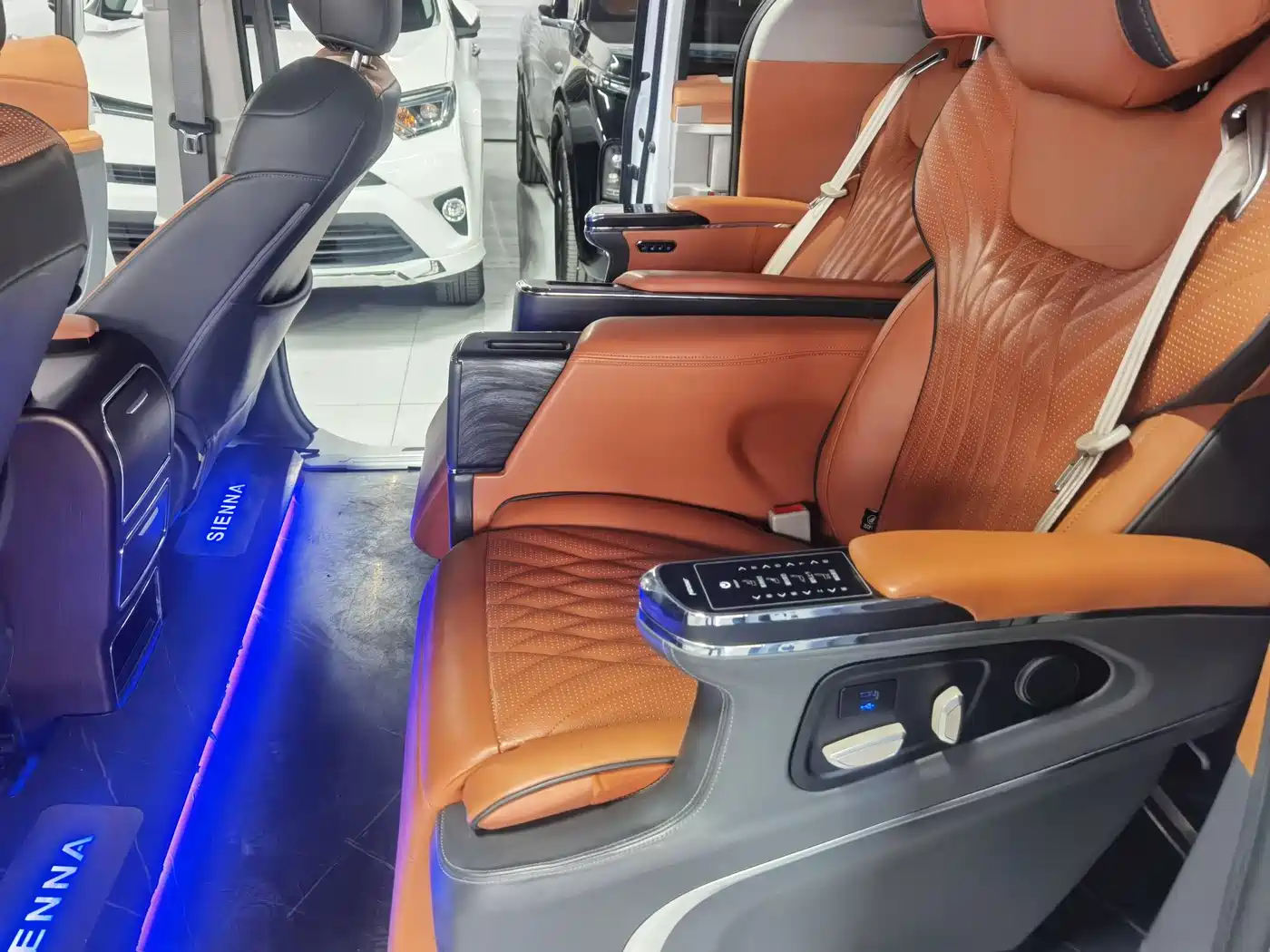 Toyota Sienna 2023 2.5L Hybrid Comfort Edition фото 8