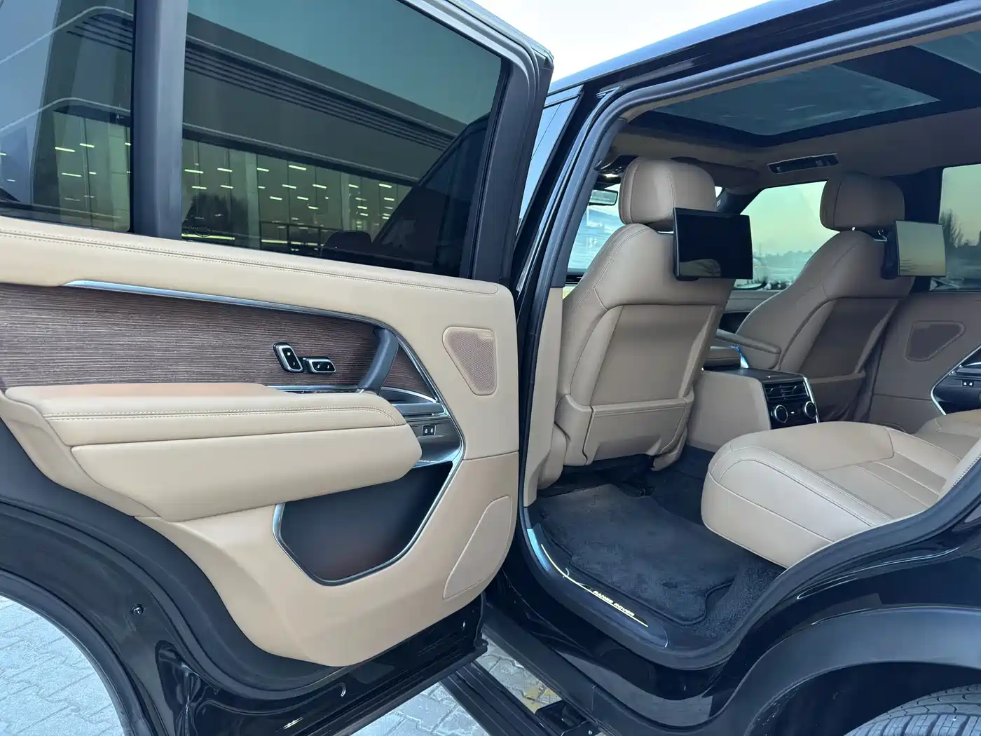 Land Rover Range Rover 2025 3.0 L6 400PS Genesis Extended Wheelbase фото 10
