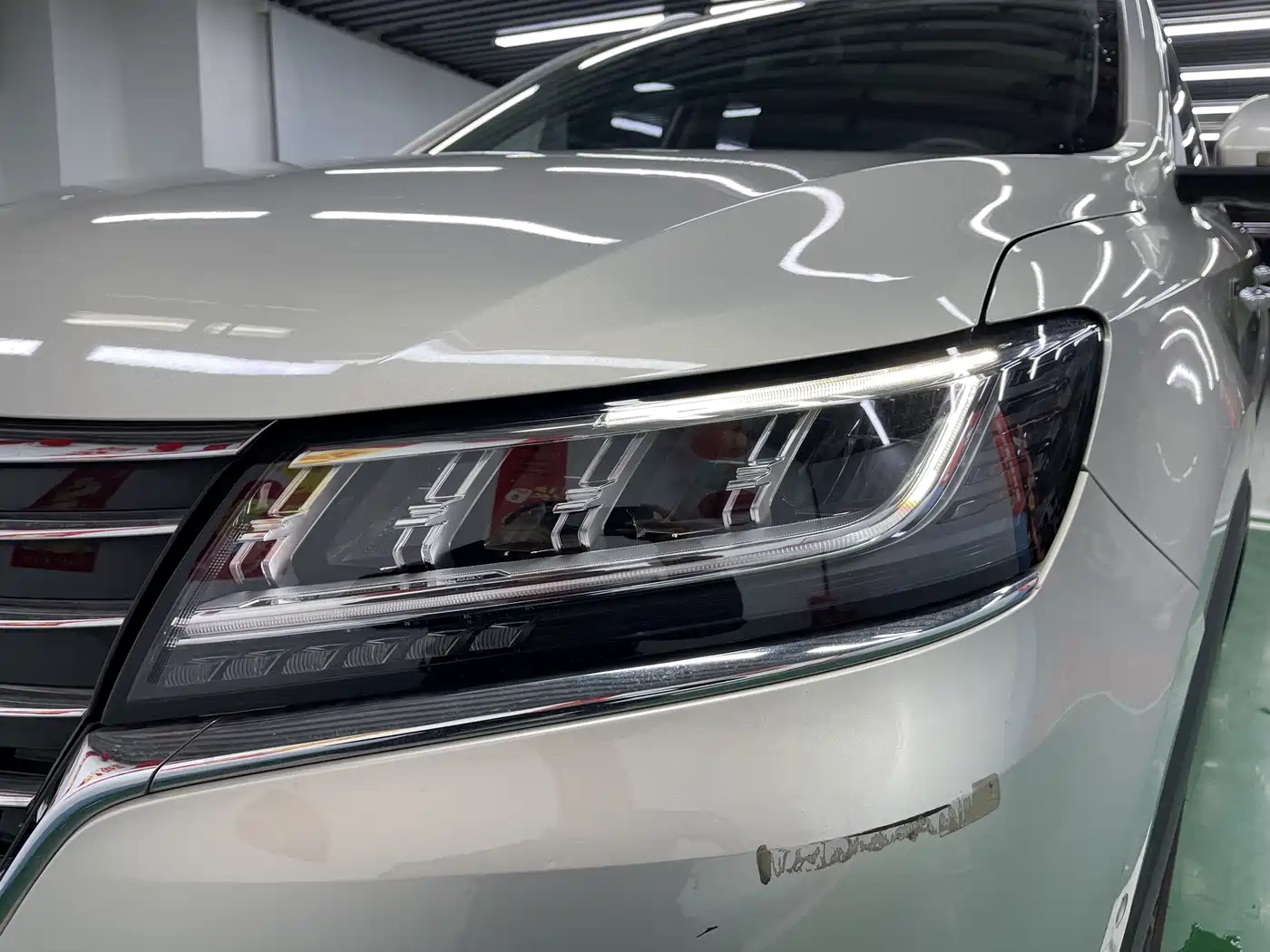 Фото 28 - Roewe RX5 New Energy